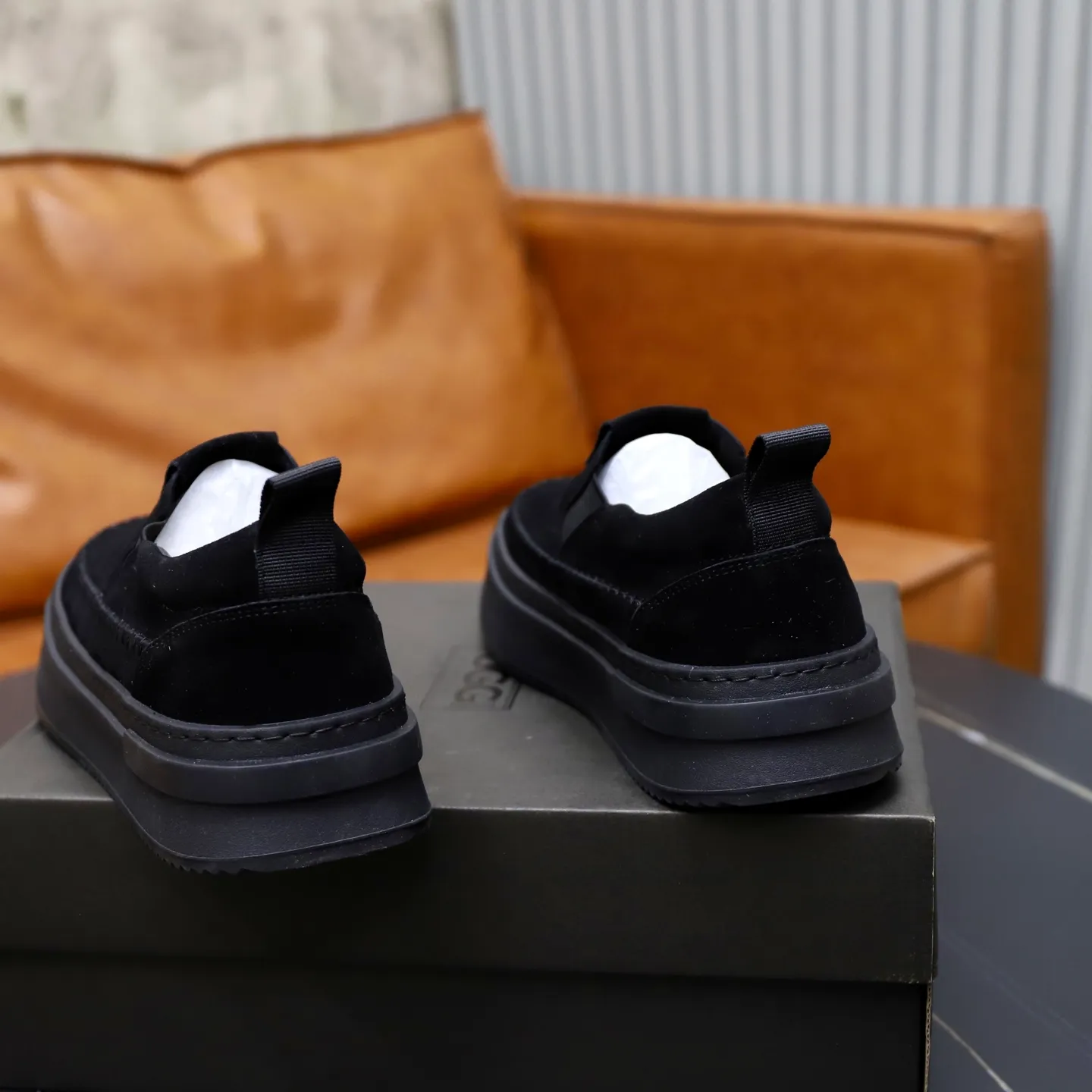 Ex-factory price: 600💰Thick wool imported from Australia Brand: UGG genuine purchase Size: 39-44 Grade: Official website 1:1 Material: First layer of genuine leather waterproof and antifreeze upper Real wool lining Original non-slip soft wear-resistant outsole Style category: Men's casual shoes Trendy style Comfortable on the feet Color: Official website color synchronization